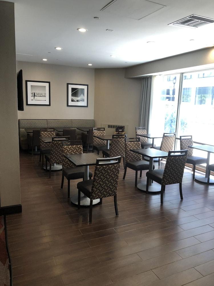 Hampton Inn & Suites Milwaukee Downtown Ngoại thất bức ảnh