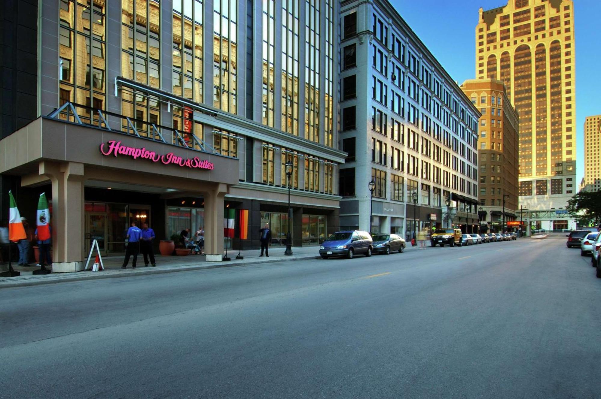 Hampton Inn & Suites Milwaukee Downtown Ngoại thất bức ảnh